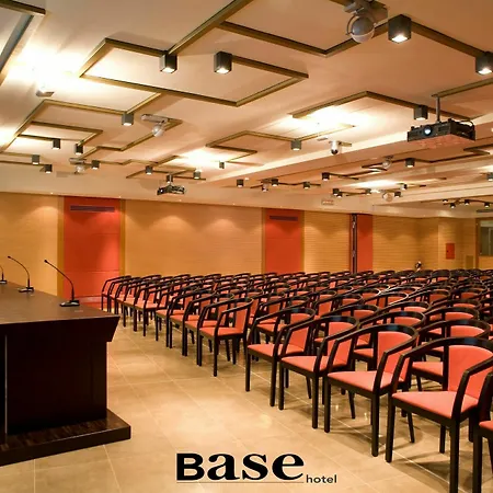 מלון Base 4*